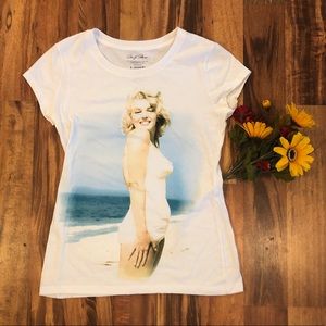 Marilyn on the beach fitted tee